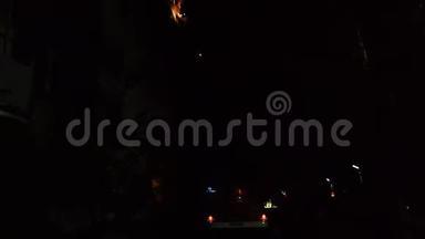 消防车在住宅附近，有工作闪光器和消防通道，晚上可以上楼